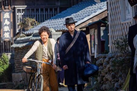草吉（阿部サダヲ・左）と御免与町を歩く嵩（北村匠海）