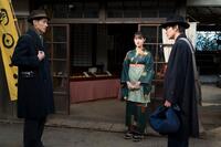 嵩は思いがけず、のぶの夫となる次郎に出会ってしまう。左から、次郎（中島歩）、のぶの妹・メイコ（原菜乃華）、嵩（北村匠海）