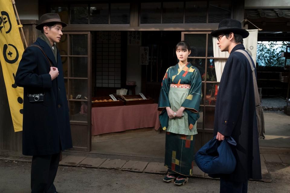 嵩は思いがけず、のぶの夫となる次郎に出会ってしまう。左から、次郎（中島歩）、のぶの妹・メイコ（原菜乃華）、嵩（北村匠海）