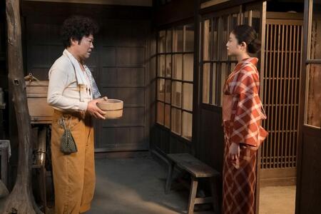 のぶ（今田美桜）と話す草吉（阿部サダヲ）の表情は険しく…