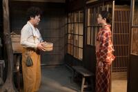 のぶ（今田美桜）と話す草吉（阿部サダヲ）の表情は険しく…