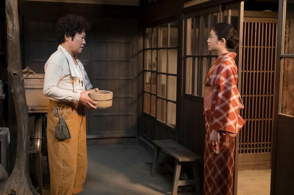 のぶ（今田美桜）と話す草吉（阿部サダヲ）の表情は険しく…