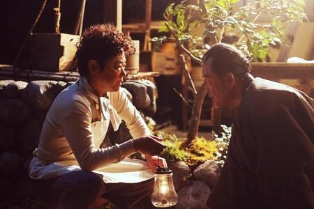 釜次（吉田鋼太郎・右）と向き合い、語る草吉（阿部サダヲ）