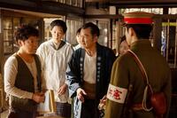 憲兵の命令に戸惑う釜次（吉田鋼太郎・中央）たちの前に、草吉（阿部サダヲ・左）が現れる