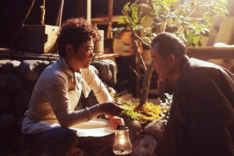 釜次（吉田鋼太郎・右）と向き合い、語る草吉（阿部サダヲ）