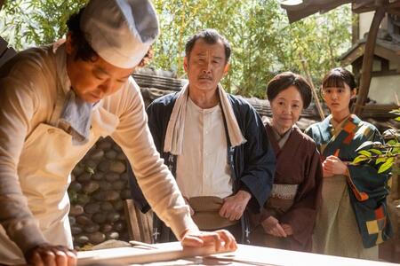 乾パンを作る草吉を、釜次たちは見つめる。左から、草吉（阿部サダヲ）、釜次（吉田鋼太郎）、くら（浅田美代子）、メイコ（原菜乃華）