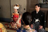 のぶ（今田美桜）は、次郎（中島歩・右）と祝言をあげる