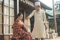 嵩に持っていくようにと、のぶ（今田美桜）にあんぱんを渡す草吉（阿部サダヲ）