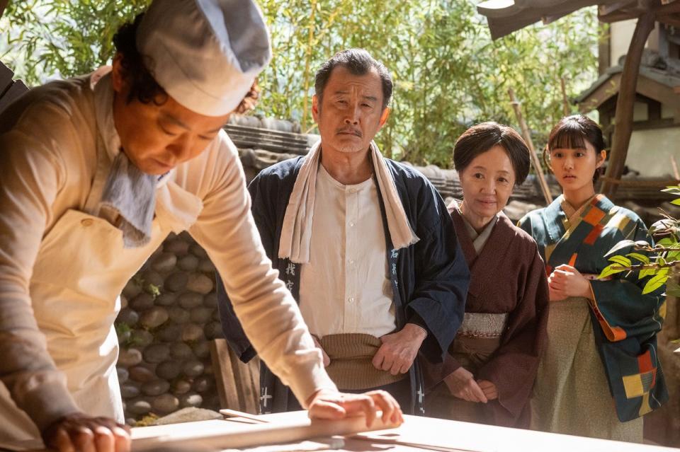 乾パンを作る草吉を、釜次たちは見つめる。左から、草吉（阿部サダヲ）、釜次（吉田鋼太郎）、くら（浅田美代子）、メイコ（原菜乃華）