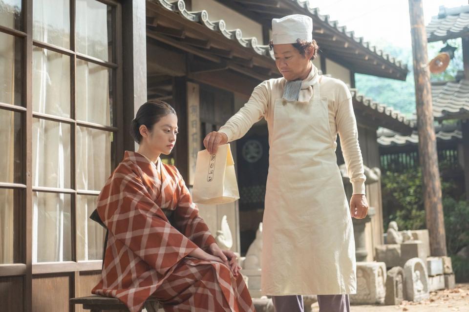 嵩に持っていくようにと、のぶ（今田美桜）にあんぱんを渡す草吉（阿部サダヲ）