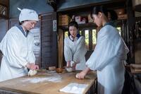 羽多子は娘たちと乾パンを焼き続けることに。左から、羽多子（江口のりこ）、次女の蘭子（河合優実）、三女のメイコ（原菜乃華）