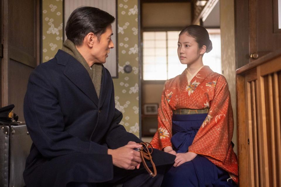 夫・次郎（中島歩）はのぶ（今田美桜）に愛用のカメラを託す