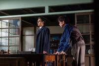 嵩にも、ついに赤紙が…。左から、嵩（北村匠海）、座間先生（山寺宏一）