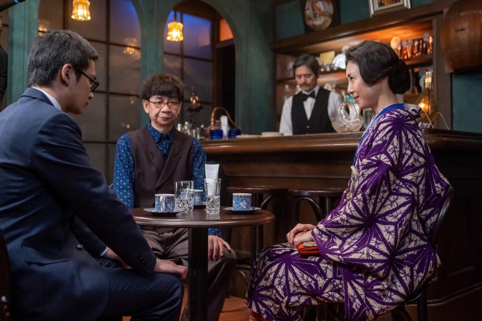 銀座のカフェに母・登美子を呼び出した嵩。左から、嵩（北村匠海）、座間先生（山寺宏一）、登美子（松嶋菜々子）