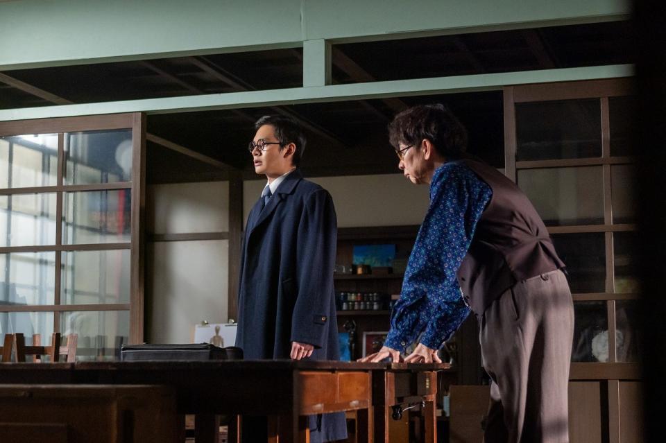 嵩にも、ついに赤紙が…。左から、嵩（北村匠海）、座間先生（山寺宏一）
