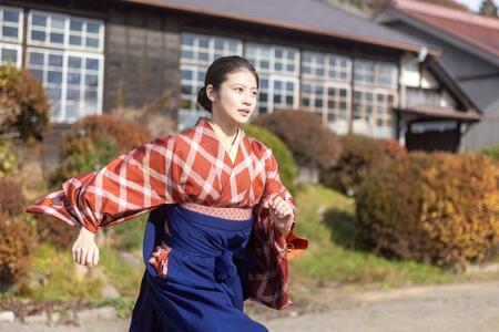 駆けていくのぶ（今田美桜）