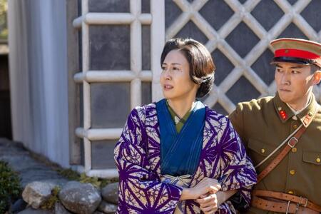 出征する嵩を前に、母・登美子（松嶋菜々子）は憲兵に止められながらも…！