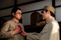 先輩兵士から厳しい指導を受ける嵩（左）