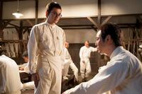 陸軍幹部候補生試験を受けることにした嵩（左）