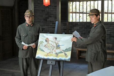 嵩が描いた紙芝居の評判は…。左から、嵩（北村匠海）、健太郎（高橋文哉）