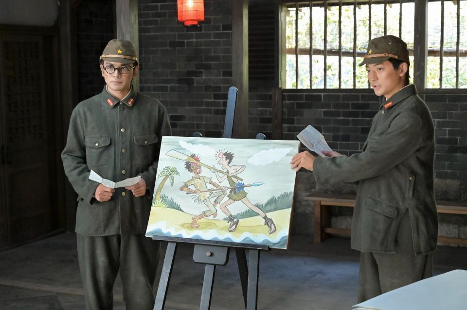 嵩が描いた紙芝居の評判は…。左から、嵩（北村匠海）、健太郎（高橋文哉）