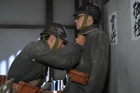 やり場のない怒りを爆発させる八木（左、妻夫木聡）の姿に、嵩（北村匠海）は立ちすくむ