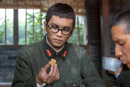 嵩（北村匠海）は乾パンを食べ「朝田パン」を思い出す