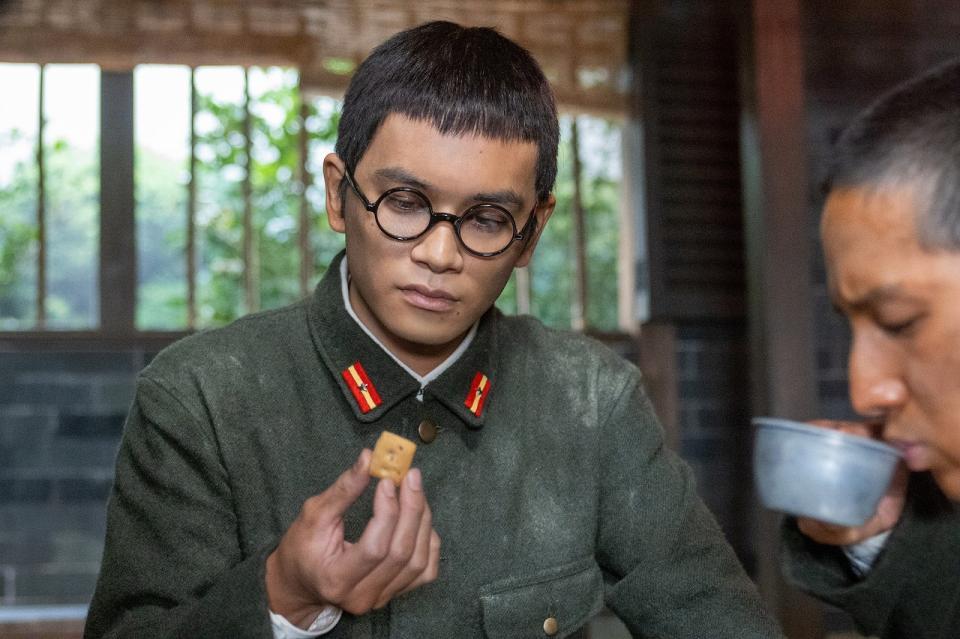 嵩（北村匠海）は乾パンを食べ「朝田パン」を思い出す