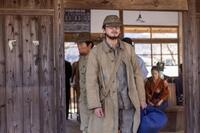 御免与駅に降り立った嵩（北村匠海）。背後ののぶ（今田美桜）に気づかず…