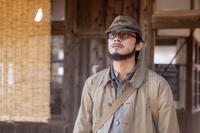 終戦後、復員し御免与駅に戻ってきた嵩（北村匠海）