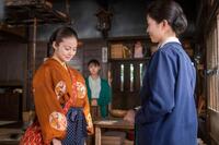 夫・次郎を失い、悲しみに耐えるのぶ。左から、のぶ（今田美桜）、三女・メイコ（原菜乃華）、次女・蘭子（河合優実）