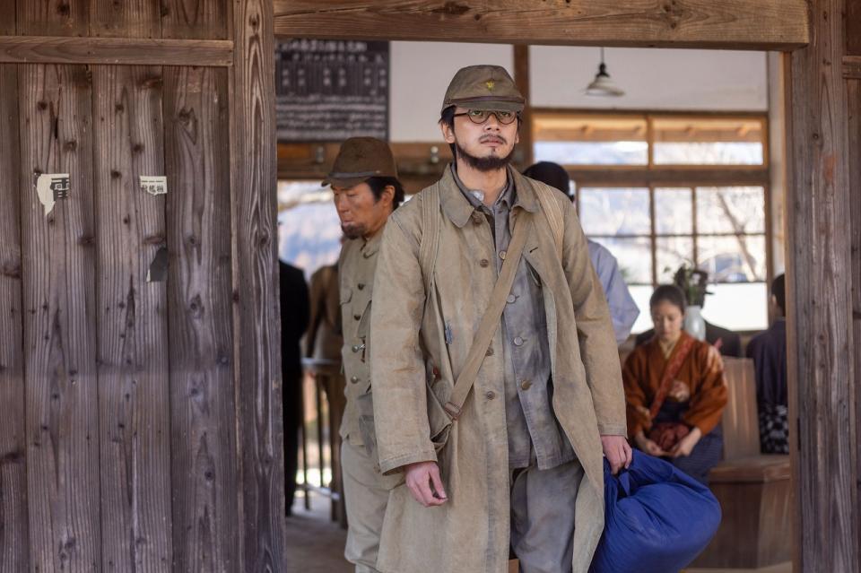 御免与駅に降り立った嵩（北村匠海）。背後ののぶ（今田美桜）に気づかず…