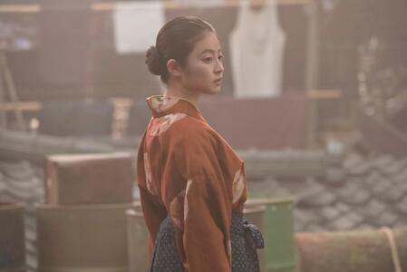 焼け野原でひとりたたずむのぶ（今田美桜）