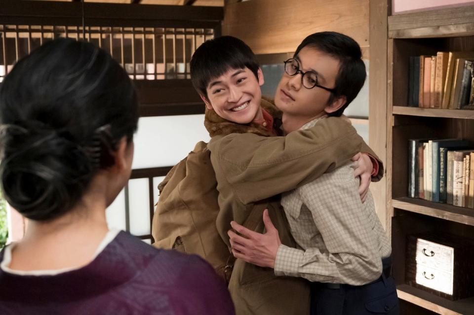 柳井家を訪ねてきた健太郎（高橋文哉・左）に嵩（北村匠海）はあぜん…