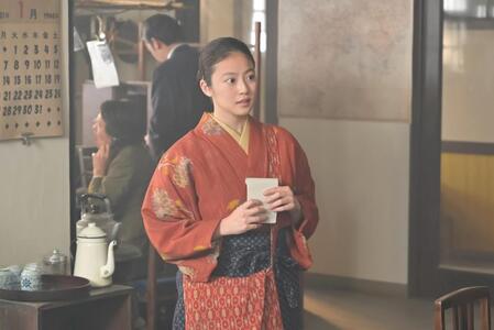 高知新報を訪ねるのぶ（今田美桜）