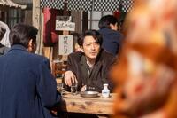 のぶは闇市で高知新報の東海林（津田健次郎）と出会う