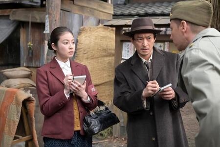 取材メモをとるのぶ（今田美桜）と東海林（津田健次郎）