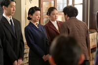 高知新報で戦後初めての新人女性記者となったのぶ（今田美桜・右）と琴子（鳴海唯）