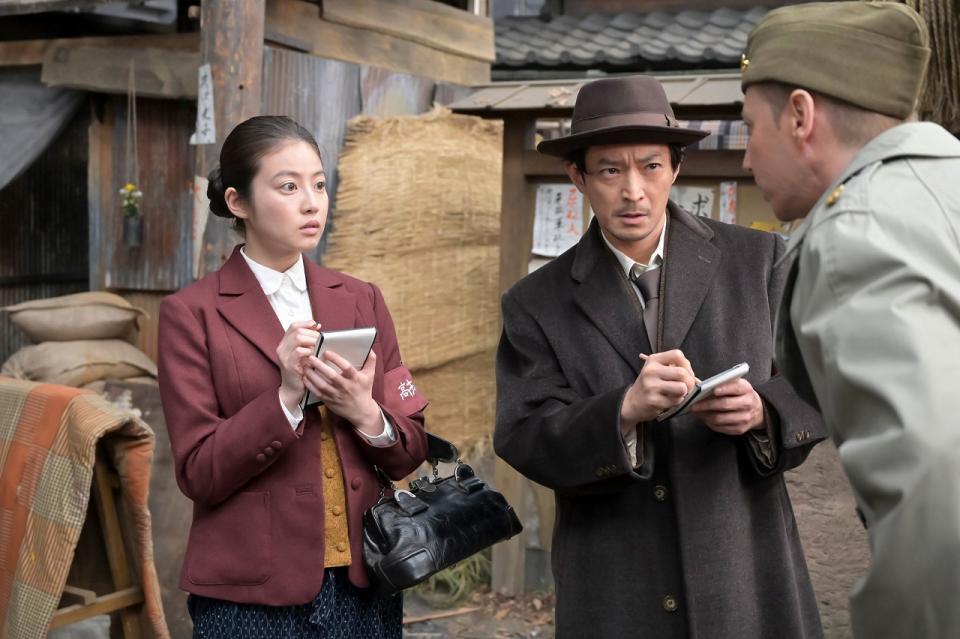 取材メモをとるのぶ（今田美桜）と東海林（津田健次郎）