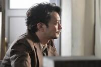 夕刊担当の編集長を任された東海林（津田健次郎）