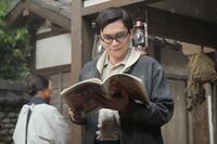 嵩（北村匠海）はガラクタからアメリカの雑誌をみつける