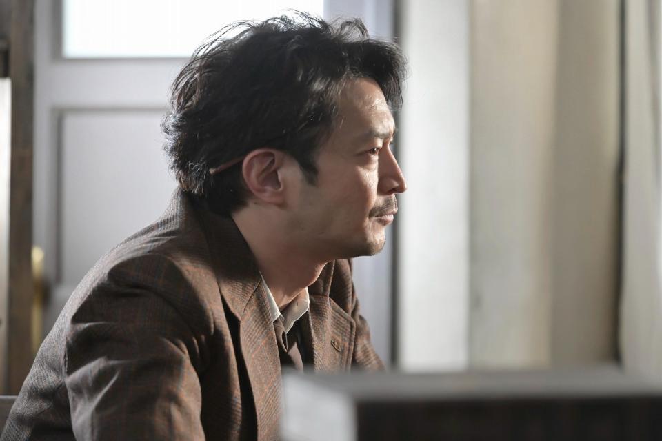 夕刊担当の編集長を任された東海林（津田健次郎）