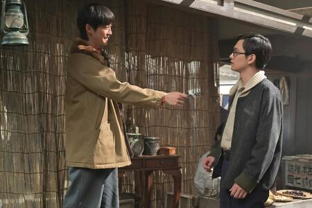 嵩（北村匠海・右）は健太郎（高橋文哉）から、漫画を描くよう万年筆をもらう