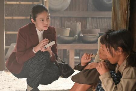 月刊誌創刊に向け取材を続けるのぶ（今田美桜）