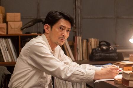 険しい表情を浮かべる東海林（津田健次郎）