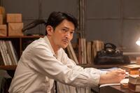 険しい表情を浮かべる東海林（津田健次郎）