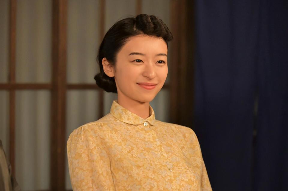 琴子（鳴海唯）は広告営業に出かけるのぶを追いかけて…