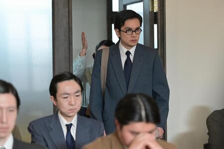 緊張した面持ちの嵩（北村匠海）が入っていった会社は…