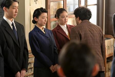 高知新報で戦後初めての新人女性記者となったのぶ（今田美桜・右）と琴子（鳴海唯）