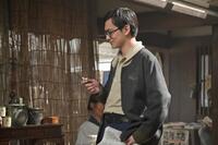 健太郎からもらった万年筆を見て笑みがこぼれる嵩（北村匠海）